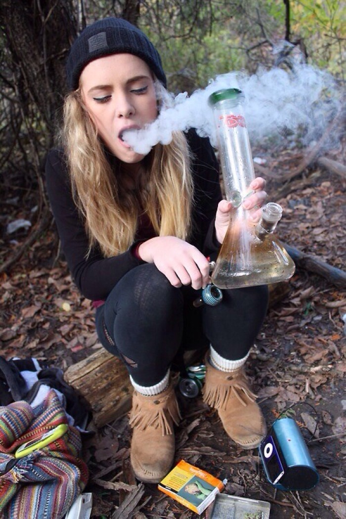 Она курит марихуану молодеж на спайсе